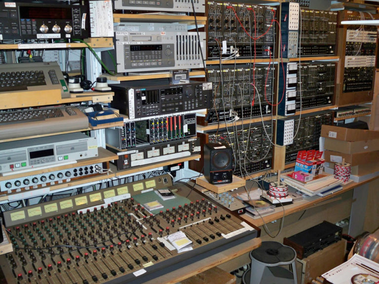 Photo de Hans Tutschku. Illustration de l'hommage à Janine et Oscar Wiggli par Geneviève Boillat et Robet Torche au Spiegelberg festival 2025