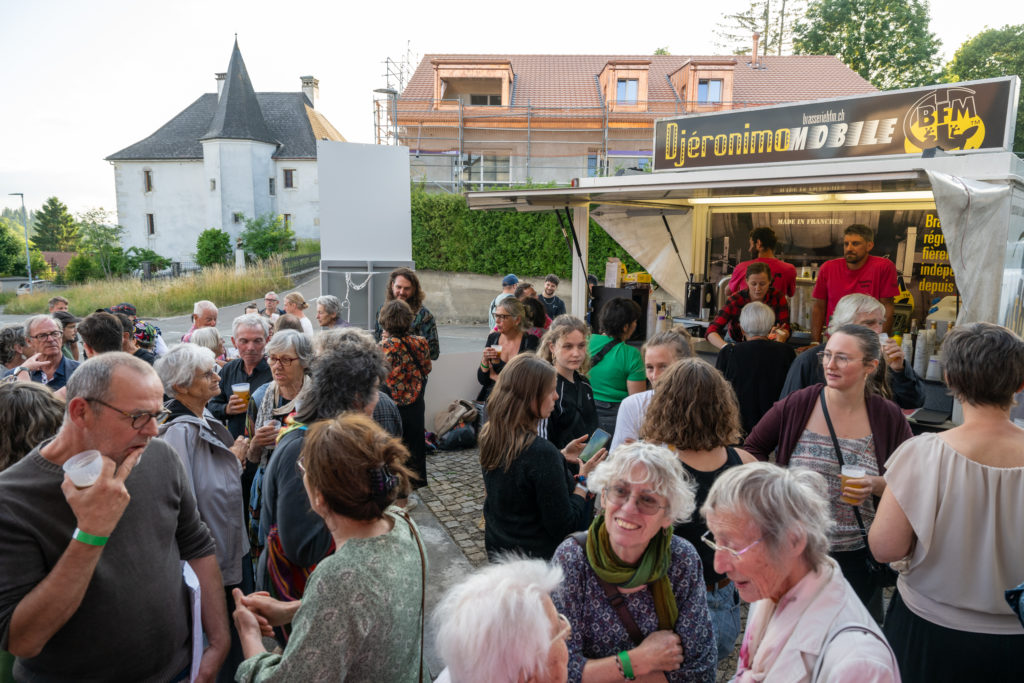 Ambiance devant l&#039;ancienne église du Noirmont - Crédit photo : Gilles Mauron