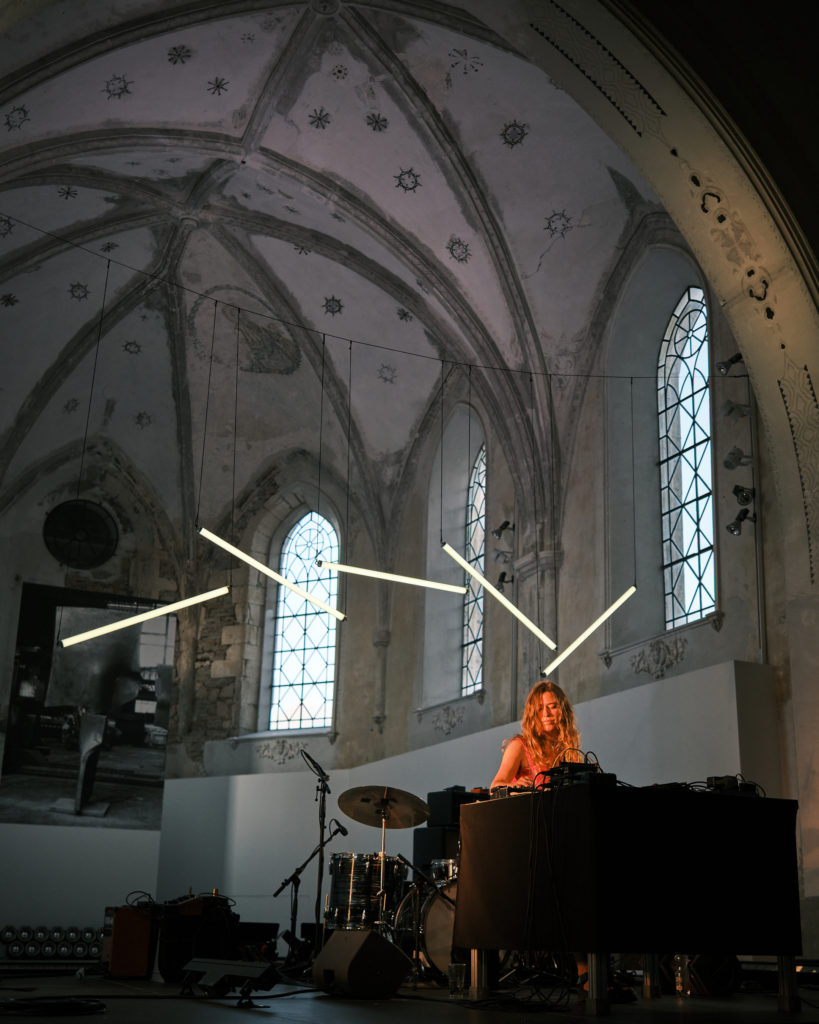 Carla Boregas à l&#039;ancienne église du Noirmont - Crédit photos : Simon Rowell