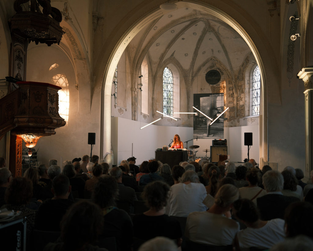 Carla Boregas à l&#039;ancienne église du Noirmont - Crédit photo : Simon Rowell
