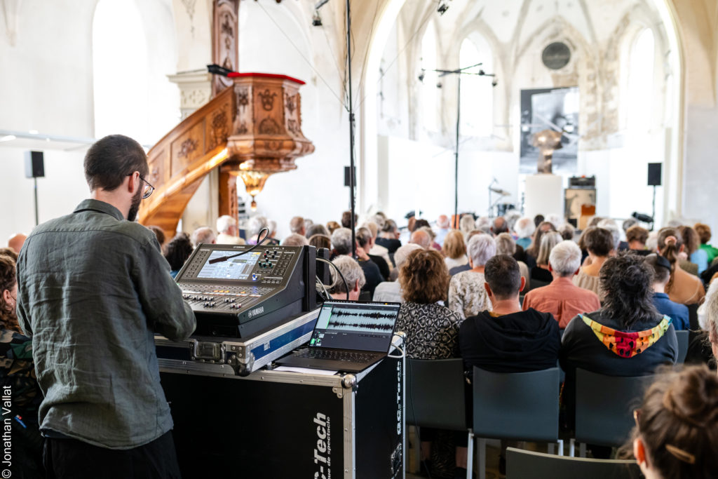 Hommage à Oscar et Jeannine Wiggli à l&#039;ancienne église du Noirmont par Geneviève Boillat - Crédit photo : Jonathan Vallat